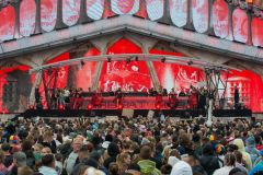553