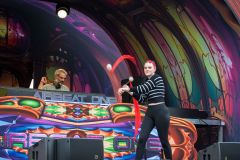 582